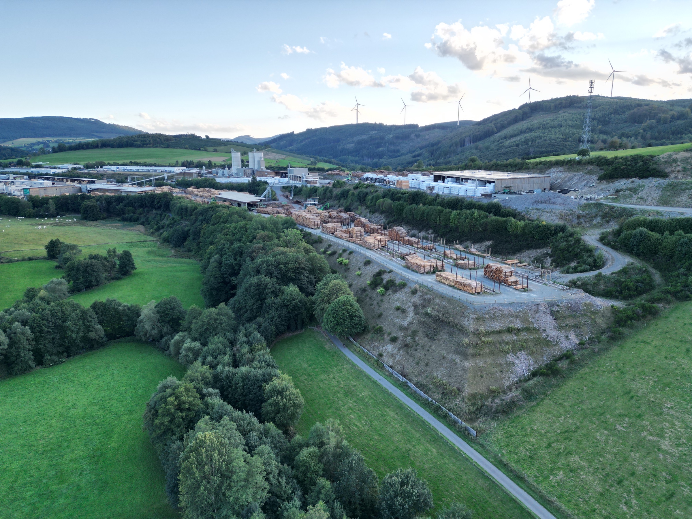 Luftaufnahme der Betriebserweiterung in Olsberg-Assinghausen