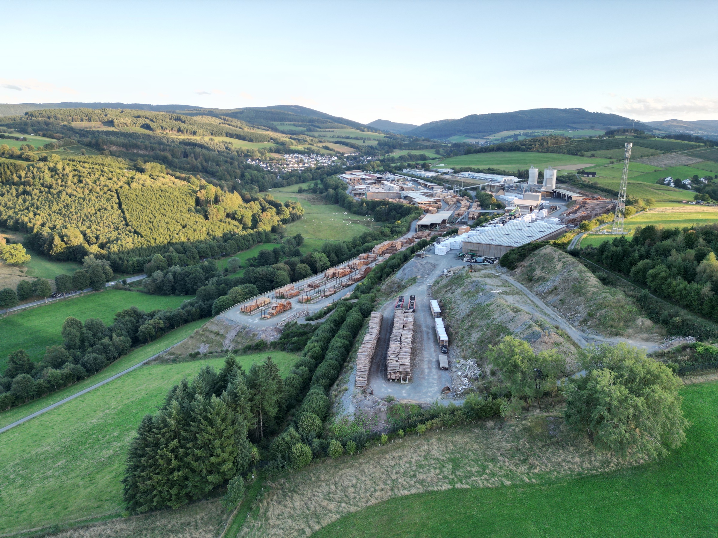 Luftaufnahme eines Industriegebiets in Olsberg-Assinghausen in der Sauerländer Landschaft